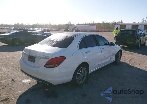 2017 Mercedes-Benz C 300 4Matic z USA, uszkodzony, nr VIN 55SWF4KB7HU216891